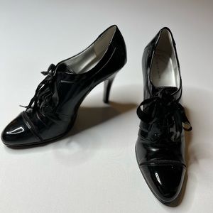 Tahari Larry Lace Up Shoes